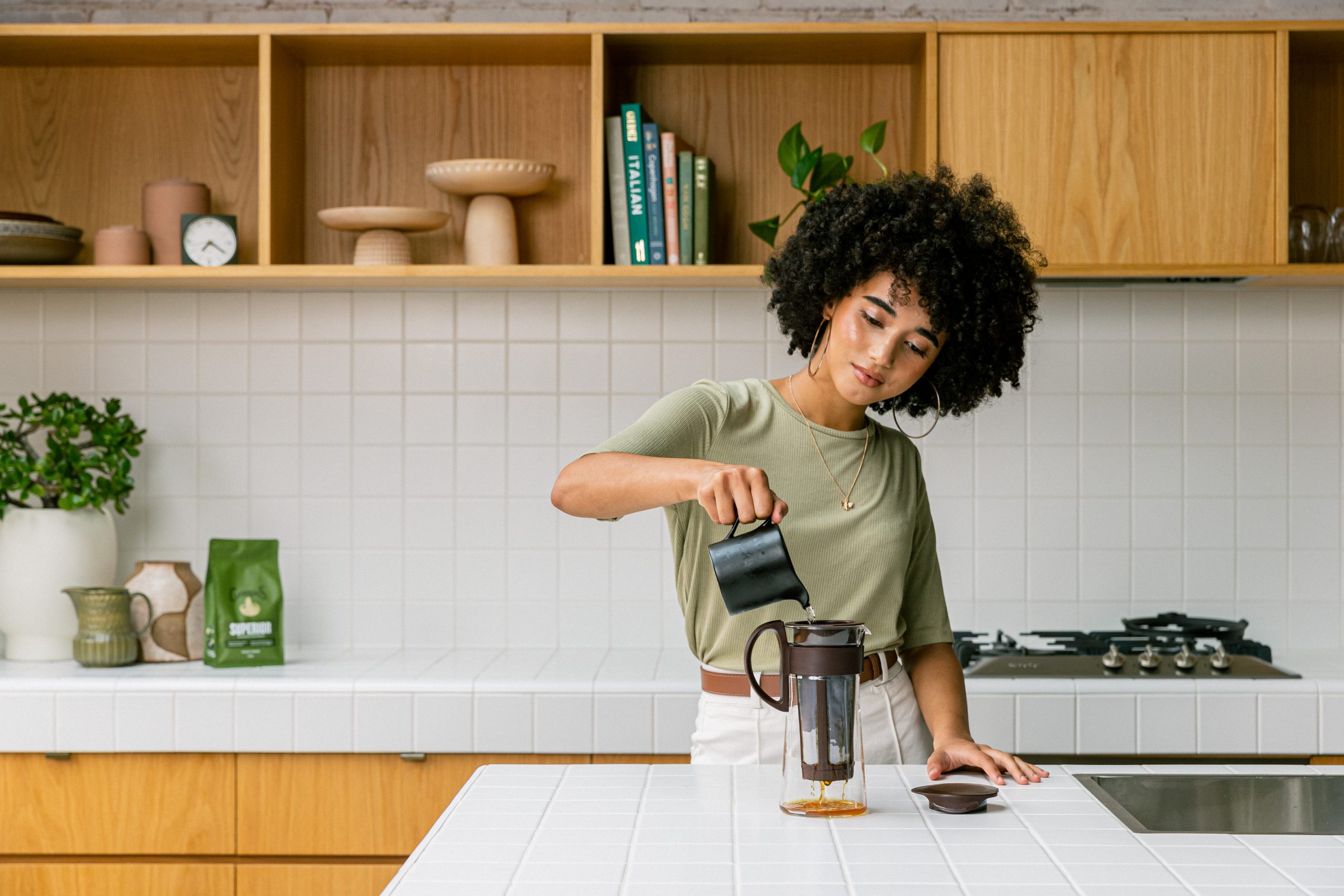 woman making cold brew coffee